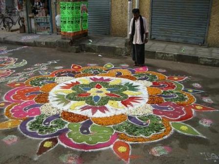 Milžiniškas Holi Rangoli dizainas