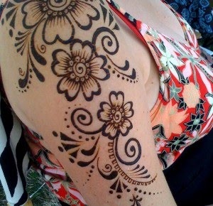 Gėlių „Bajuband Mehndi“ dizainas
