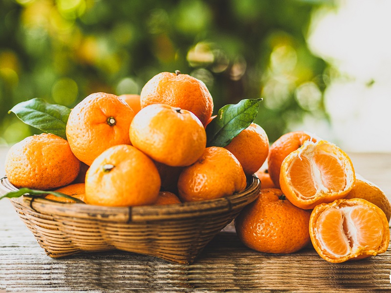 Oranžinės veido pakuotės švytinčiai odai