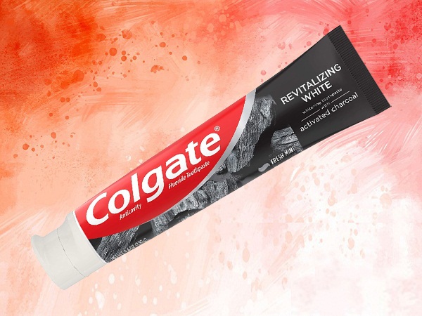 „Colgate“ aktyvintos anglies dantų pasta