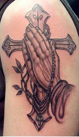 Rožančiaus ir kryžiaus krikščioniška tatuiruotė
