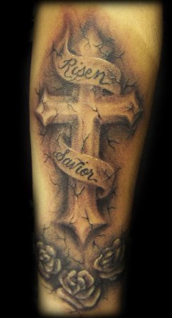 Prisikėlęs gelbėtojas su kryžiaus tatuiruote