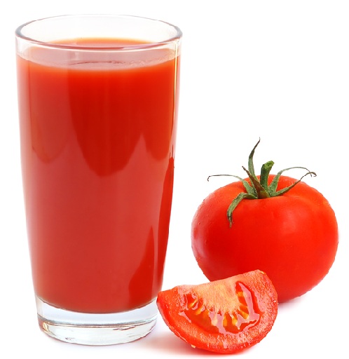 Cilt Aydınlatmak için Aloe Vera ve Domates Suyu