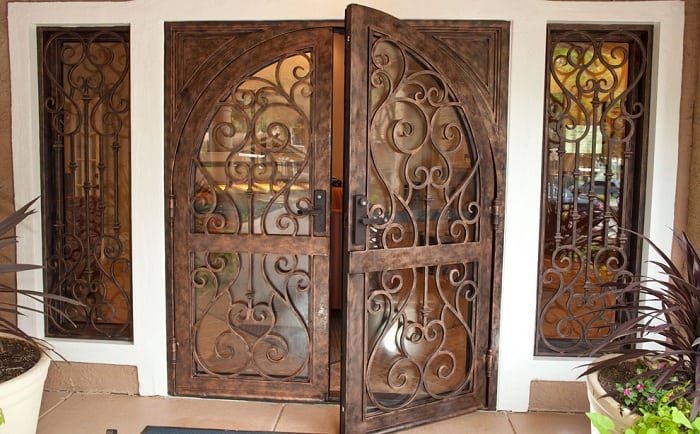 Dekoratyvinių geležinių durų dizainas