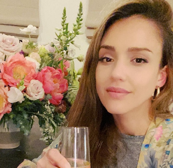 Jessica alba ilgos šukuosenos