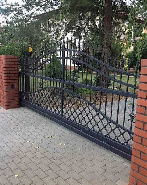 Geležiniai apsaugos vartai namams