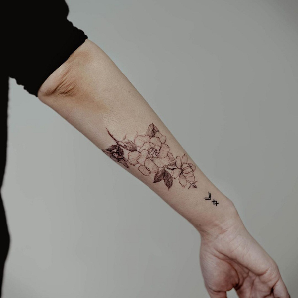 Grakštus „Gardenia“ tatuiruotės dizainas ant rankos