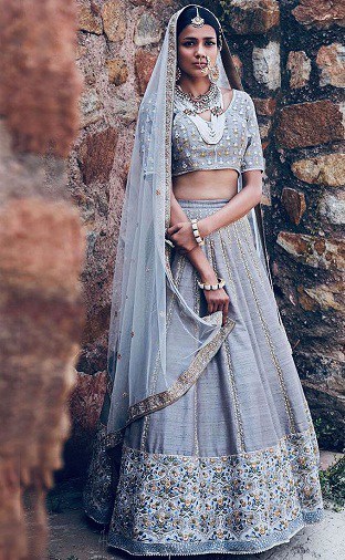 Pilkos nuotakos „Lehenga“ dizainas