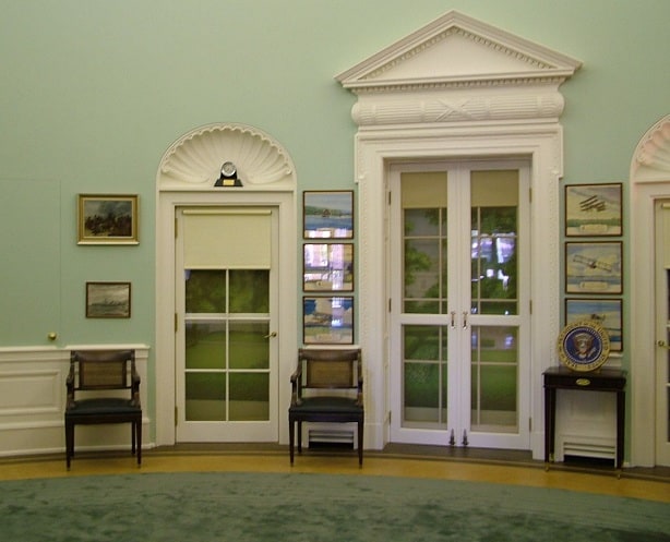 Oval Ofis Kapıları
