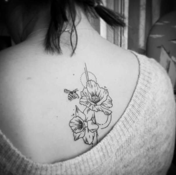 Narcizo tatuiruotė ant nugaros su bitute