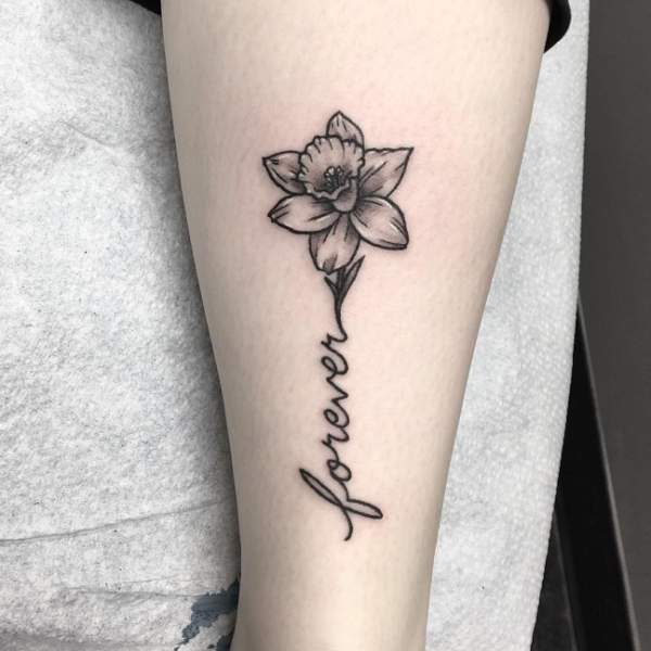 Išraiškinga narcizo tatuiruotė su vardu