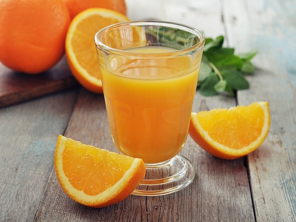Göz çevresindeki koyu halkalar için harika portakal suyu