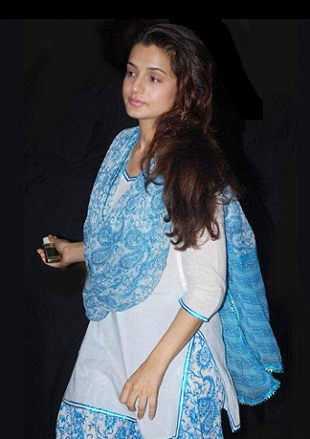 amisha patel makyajsız