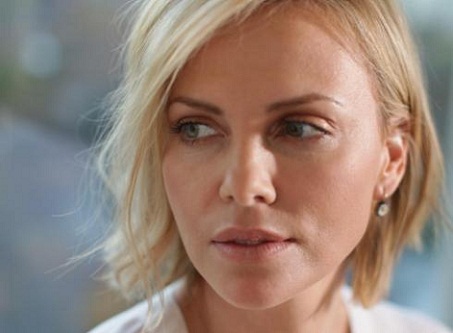 Charlize Theron be makiažo 10