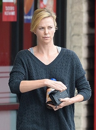 Charlize Theron Makyajsız