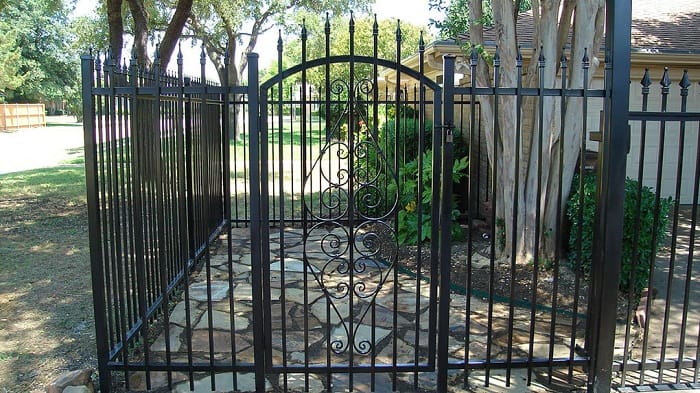 Geležiniai tvoros vartai