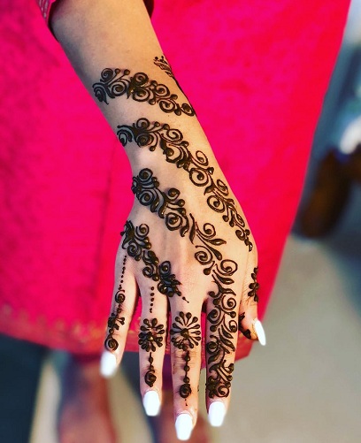 Atsitiktinis laisvų rankų „Teej Mehndi“ dizainas