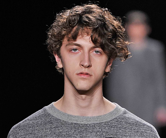 Kıvırcık Saçlar İçin Küçük Yüz Saç Modeli