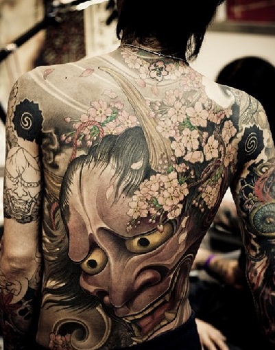 Japonų kaukolės ir gėlių tatuiruočių dizainas vyrams