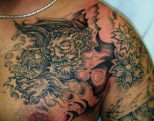 Japonų liūto tatuiruotė ant krūtinės