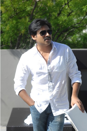 Pawan Kalyan su makiažu ir be jo 3