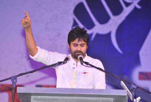 Pawan Kalyan su makiažu ir be jo 4