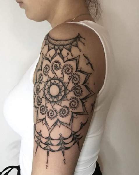 Mandala tatuiruotė mergaitėms