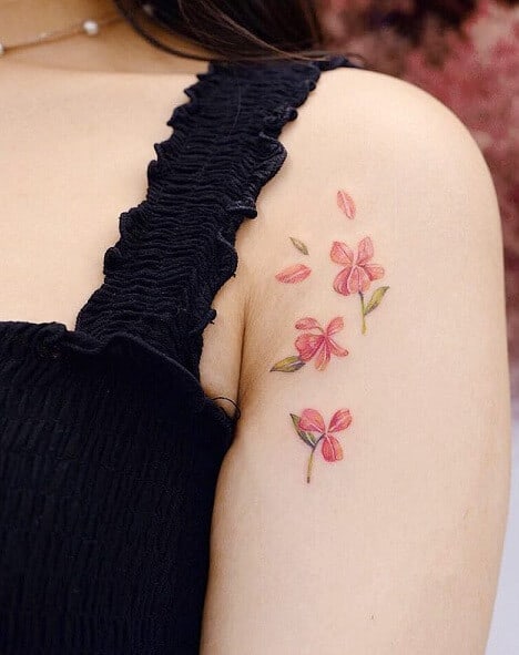 Kızlar İçin Çiçek Dövme Tasarımı