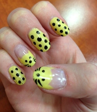 Taškinis katės veido „Nailart“ dizainas geltonos spalvos