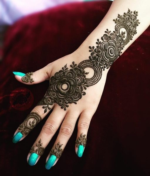Šešėlinis gėlių nugaros rankos arabiškas dizainas