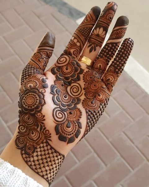 Gėlių pusės rankos arabiškas dizainas