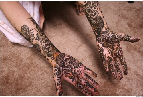 Arabiškas „Mehandi“ dizainas abiem rankoms