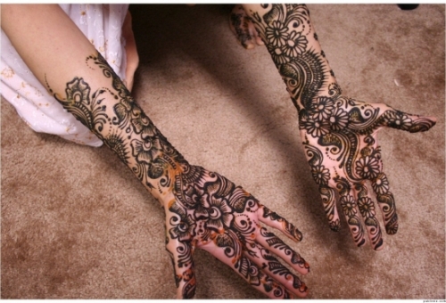 Arabiškas „Mehandi“ dizainas abiem rankoms