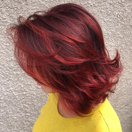 Raudona balayage ant vidutinių plaukų