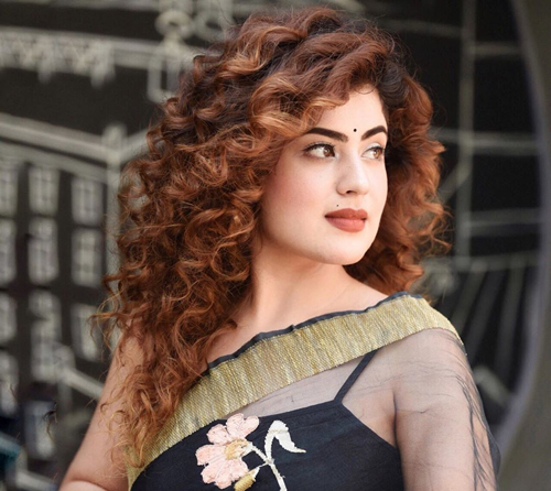 İpek Saree için Kıvırcık Saç Modeli
