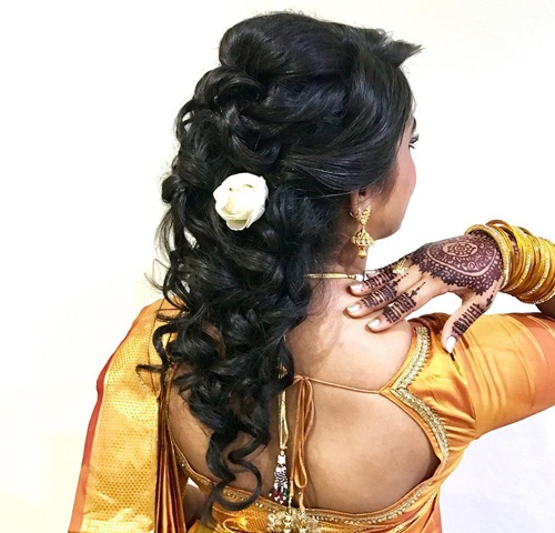 Silk Saree için Şık ve Zarif Saç Modeli