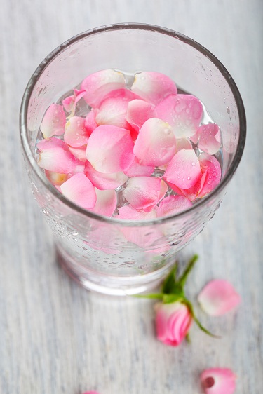 Glicerino ir rožių vandens spuogų gydymas