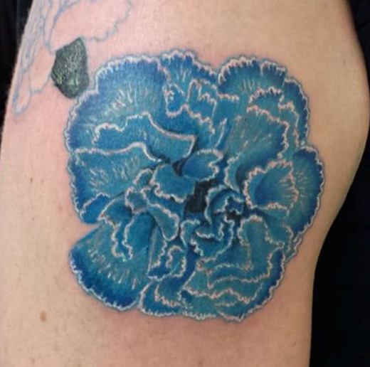 Mėlynos gvazdikų gėlių tatuiruotė