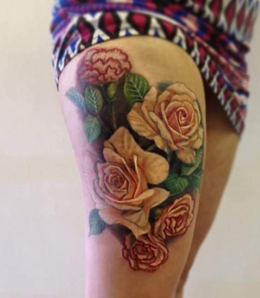 Rožių ir gvazdikų gėlių tatuiruotė ant šlaunies
