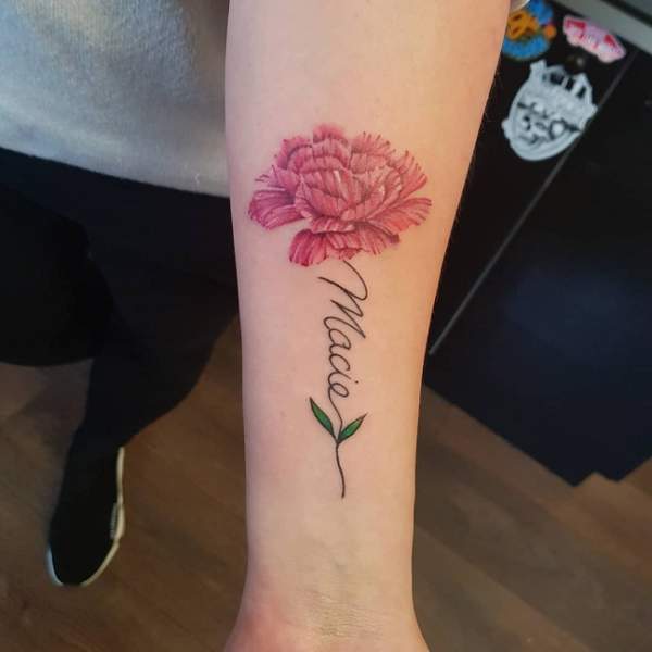 Gvazdikų tatuiruotė su vardu