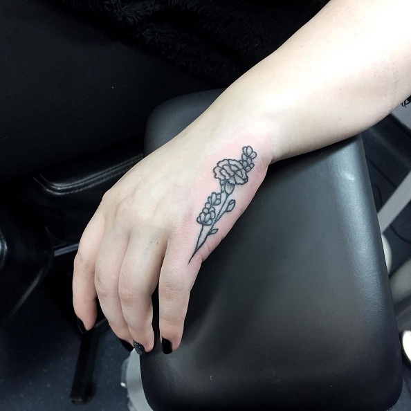 Pilka gvazdikų tatuiruotė