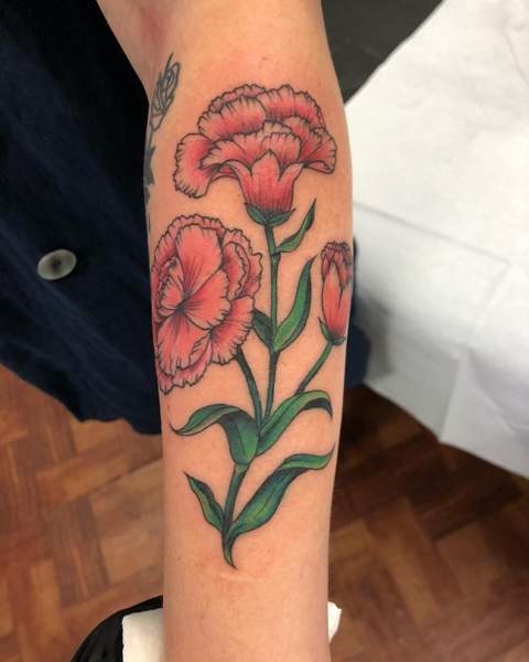 Gvazdikų gėlių tatuiruotė ant dilbio