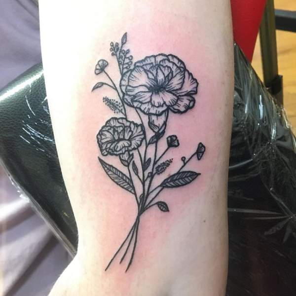 Gvazdikų gėlių tatuiruotė
