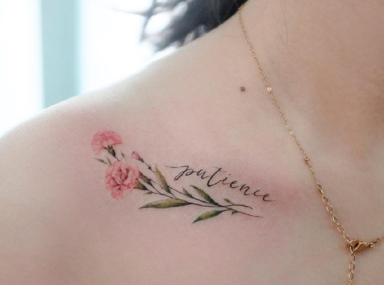 Gėlių tatuiruotė šalia apykaklės kaulo