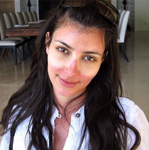 Įdegęs Kim Kardashian veidas
