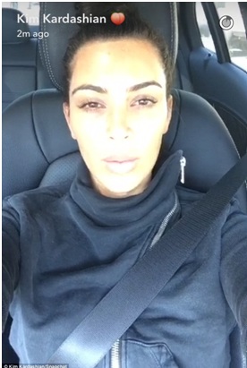 Kim Kardashian'ın araba selfiesi