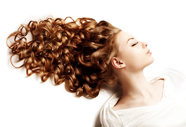 uzun kıvırcık saçlı kadınlar için saç kesimi