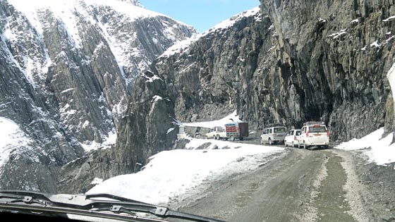 Zoji La Geçidi yolu