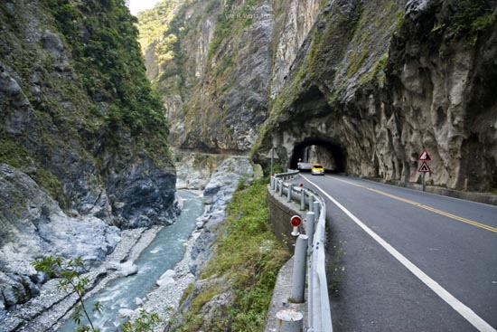 Taroko tarpeklio kelias-pavojingiausi keliai žemėje