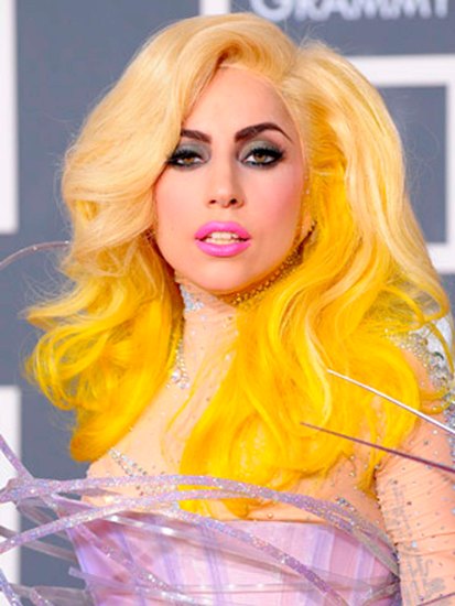 Ryškiai geltoni plaukai lady gaga